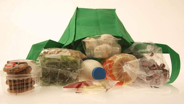 Хранение продуктов питания в полиэтиленовых пакетах.